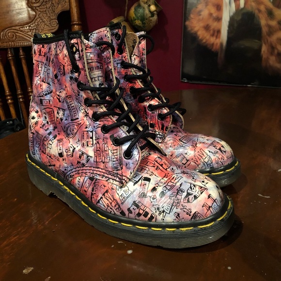 Dr. Martens Shoes - RARE Women’s Dr. Martens London Print Boots